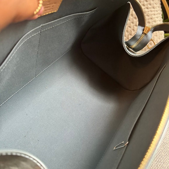 Louis Vuitton Sherwood GM in Gorgeous Givre Vernis - Picture 9 of 17